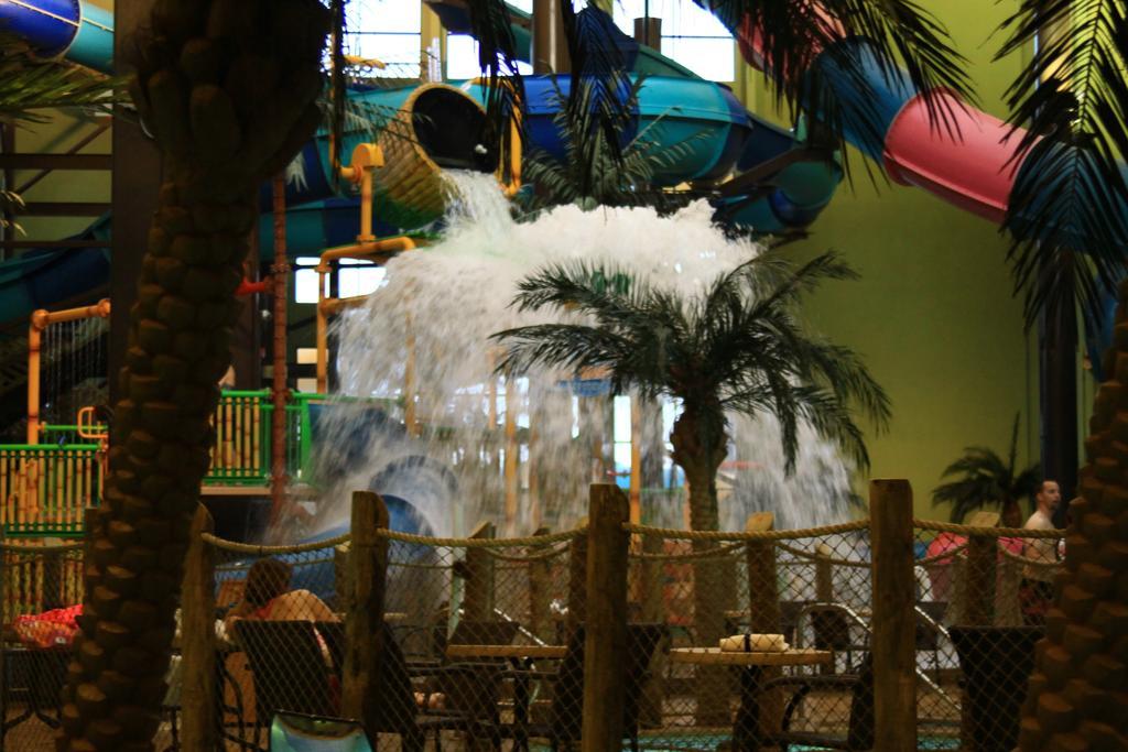 Maui Sands Resort & Indoor Water Park Sandusky Exteriör bild